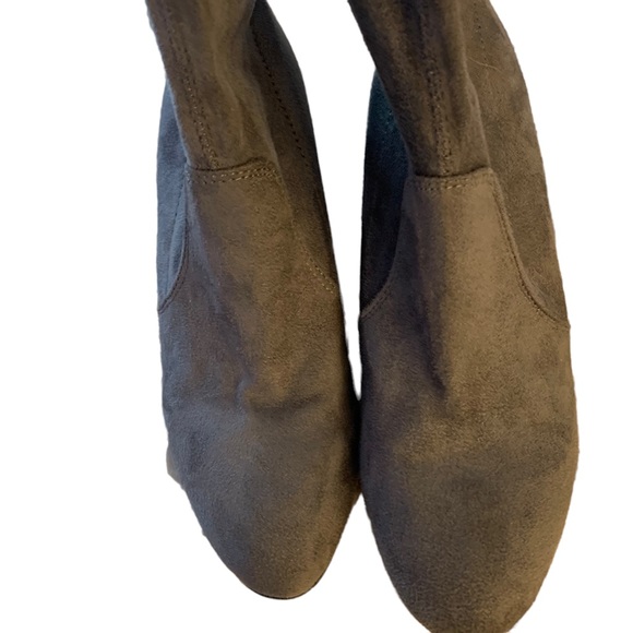 Gray faux suede over the knee boots block 2.5” heel size - Picture 5 of 16